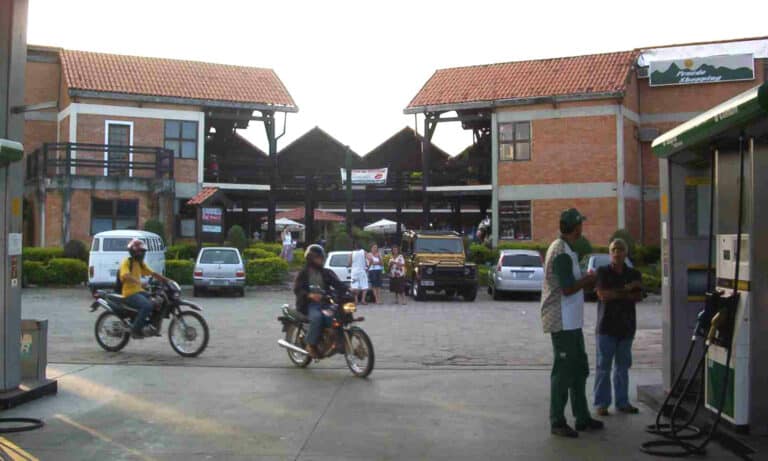 Moqueiro entrando no posto de gasolina de Penedo