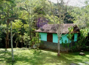 Chalé externo em meioao gramado da vila da Maromba