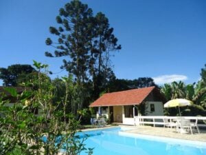 Piscina do hotel na vila de Maringá