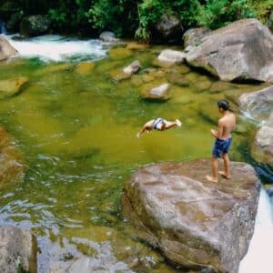 Crianças mergulhando no rio