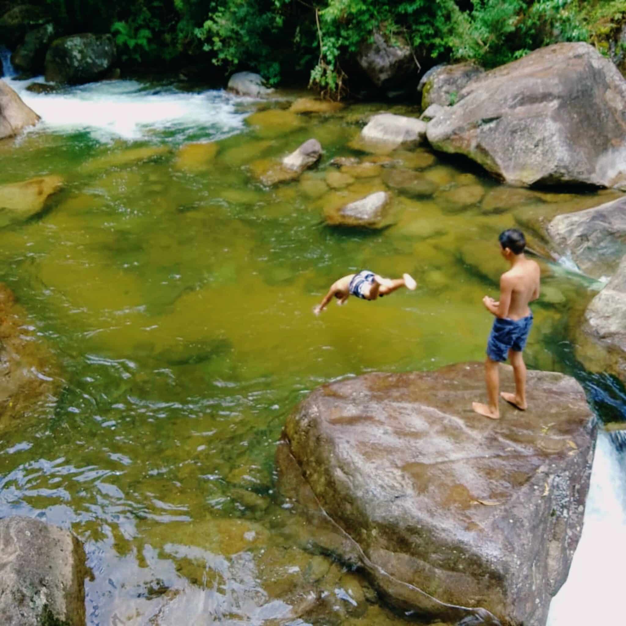 Crianças mergulhando no rio