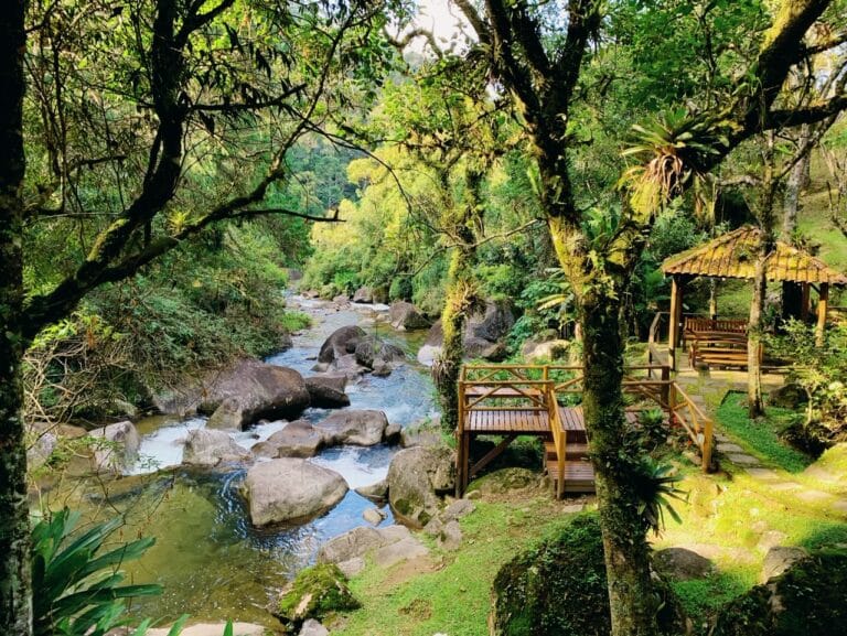 Quiosques ao lado do Rio de Visconde Mauá entre pedras