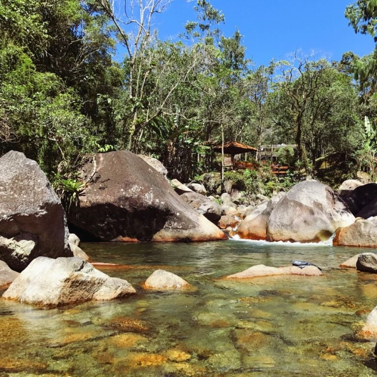 Rio de águas limpas cruzando a pousada Jardim das Águas em Visconde de Mauá