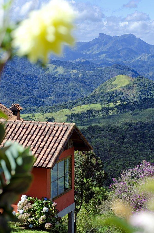 Chalé e as montanhas mais altas de Visconde de Mauá ao fundo