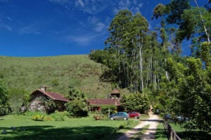 Chalés e montanha de Visconde de Mauá ao fundo