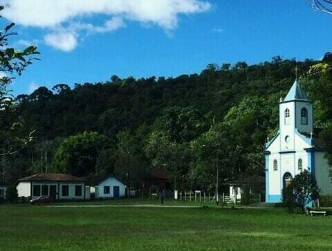 Igreja com campo de futebol na frente da vila de Visconde de Maua , Município de Resende no estado do Rio de Janeiro