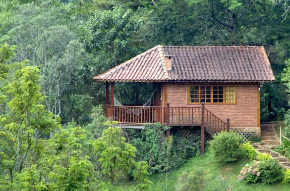 Chalé entre um jardim esverdeado em Visconde de Maua