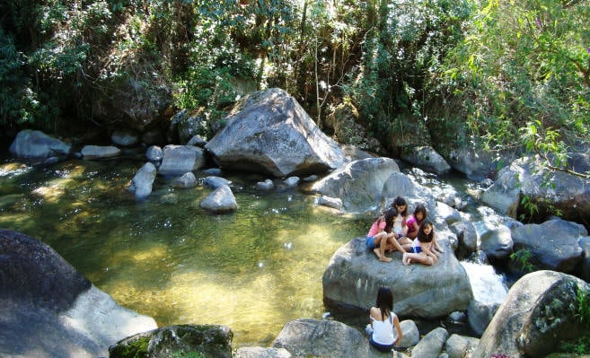 Crianças brincando no rio em Visconde de Maua