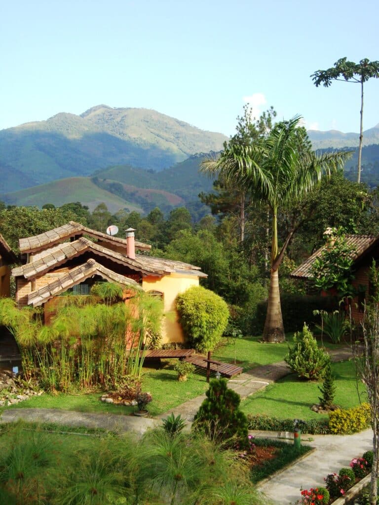 Chalé al lado de uma árvore e jardim com lago