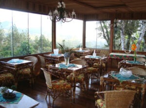 Mesas do café da manha e janelas abertas