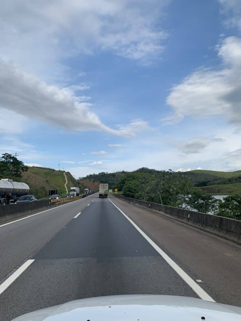 Rodovia Dutra em dia de sol aberto