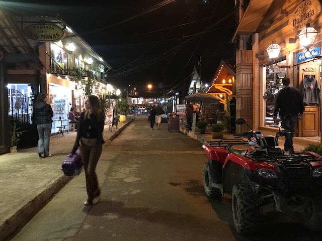 Rua da vila de Maringá a noite dornada pro restaurantes e bares