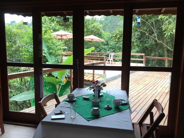 Restaurante da Pousada di Stefano com muitas vidraças para o deck