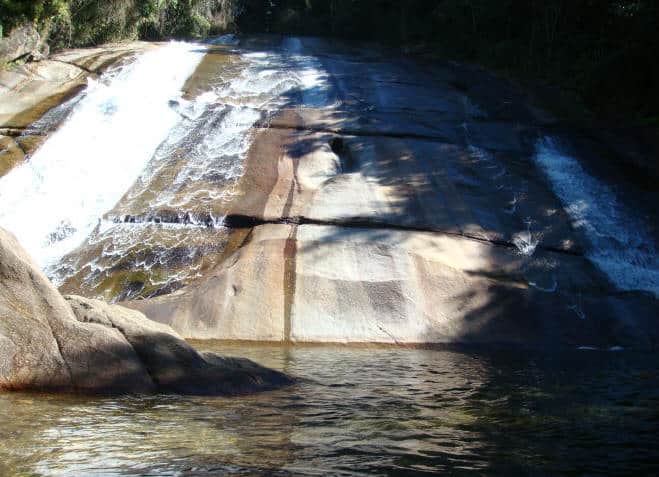 Cachoeira da Santa Clara, uma parede alta de pedra com águas cristalinas