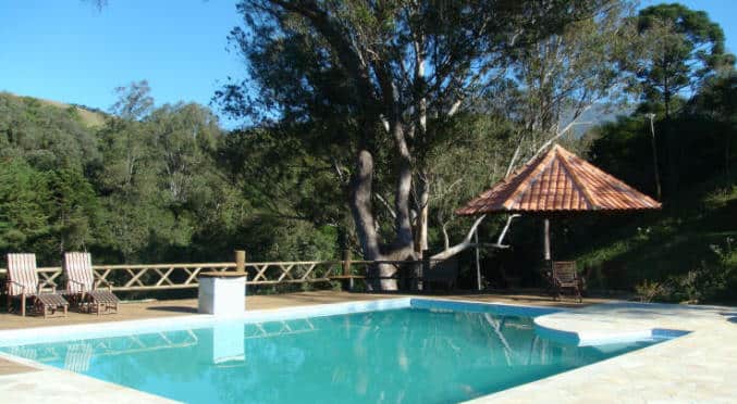 Piscina da pousada e deck ao lado