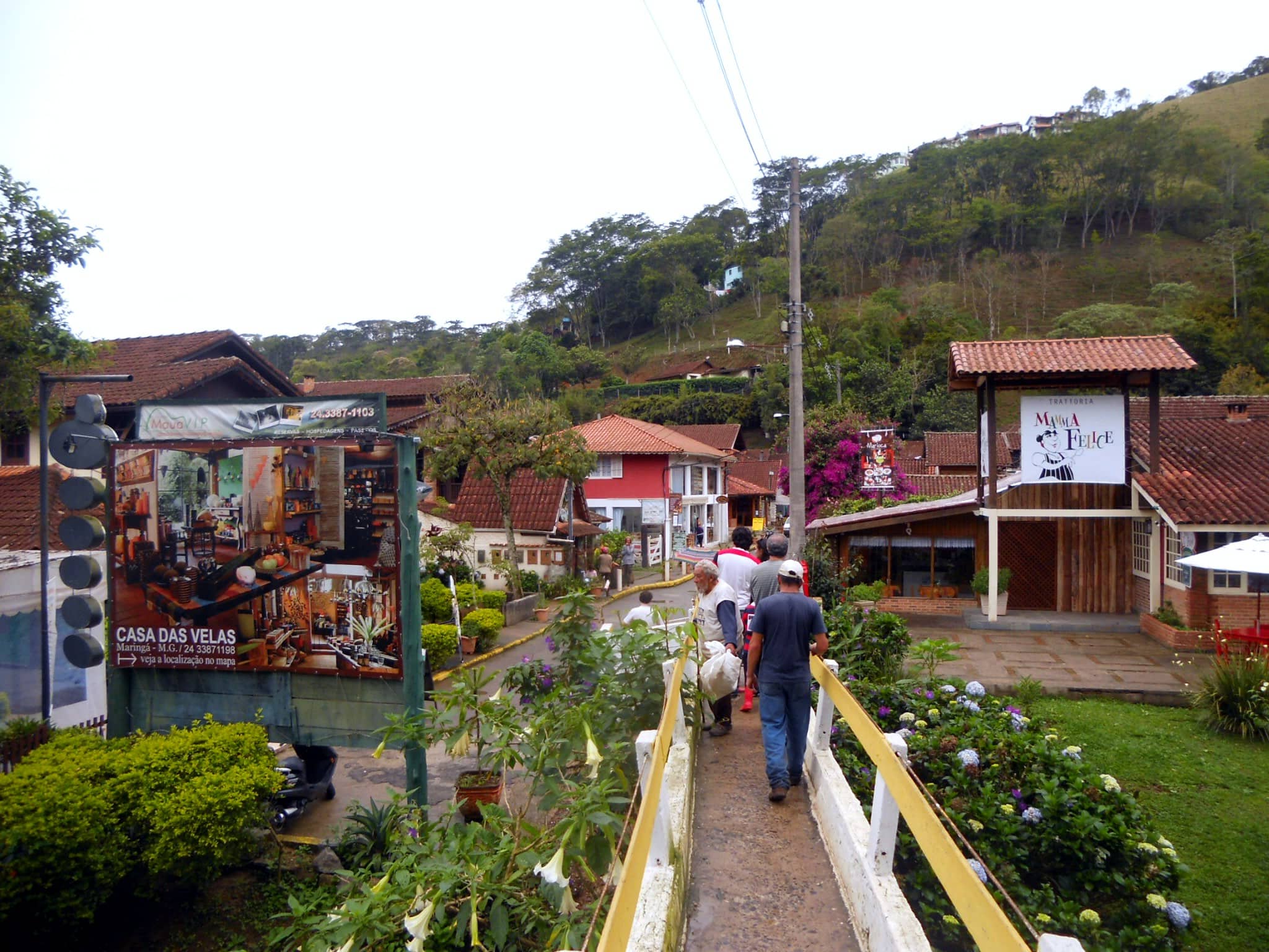 Pessoas atravessando a ponte de pedestres em Maringá