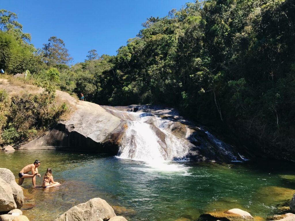 Casal na cachoeira da pousada em Visconde de Mauá