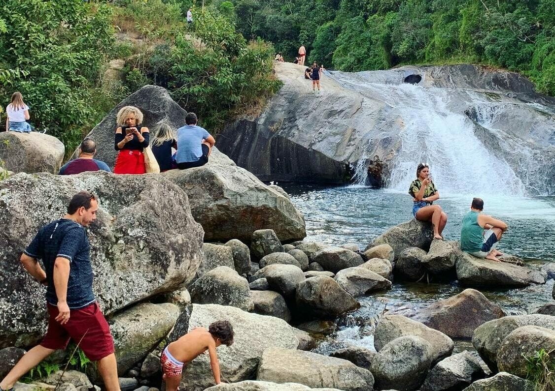 Turistas em torno da Cachoeira do Escorrega em Visconde de Maua