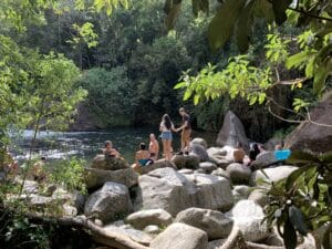 Pessoas em torno da cachoeira em Visconde de Mauá