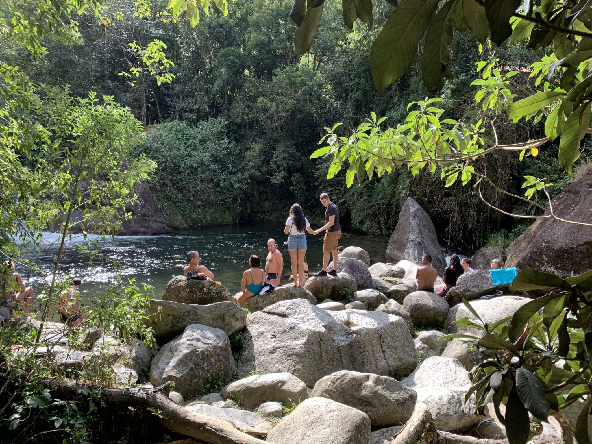 Pessoas em torno da cachoeira em Visconde de Mauá