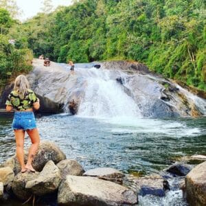 Mulher de costas na cachoeira do Escorrega em Visconde de Mauá
