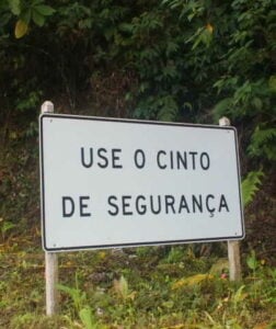 Placa sinalizando o uso de cinto de segurança