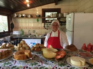 Cozinheira com café da manha pronto