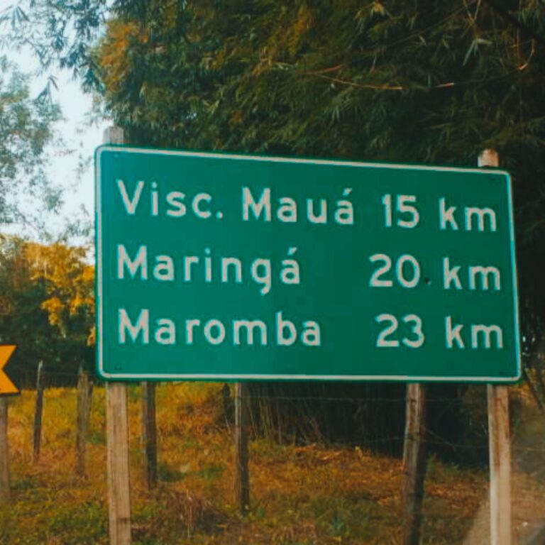 Placa na estrada para Visconde de Mauá