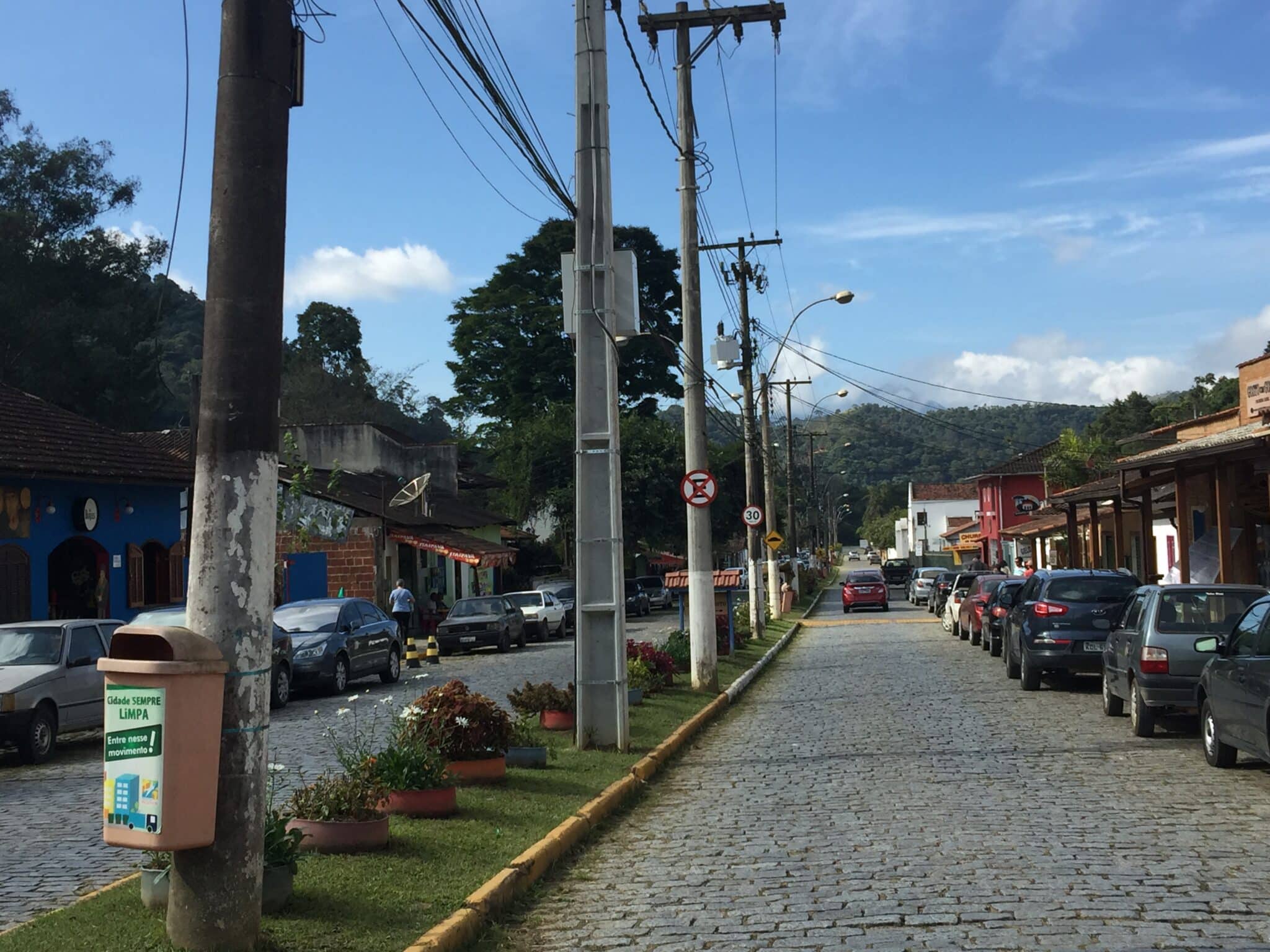 Rua da Vla de Mauá em meio a bares e restaurantes