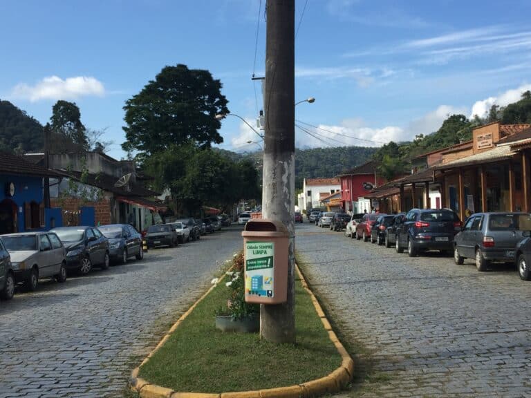 Rua principal da Vila de Visconde de Mauá entre bares e restaurantes