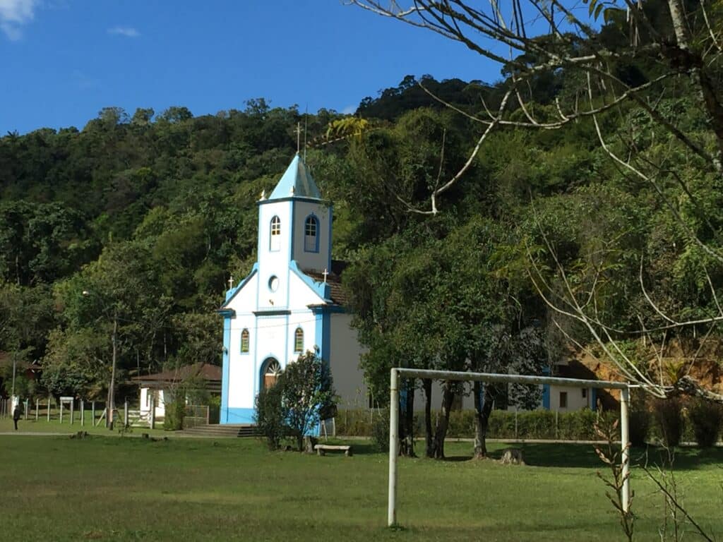 Igreja da Vila de Visconde de Mauá e campo de futebol na frente