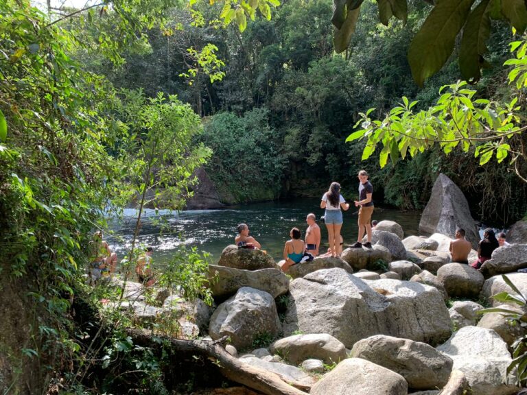 Grupo de pessoas em torno de uma Piscina natural em Visconde de Mauá