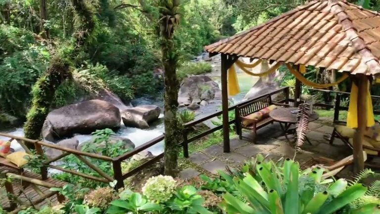 Rio principal de Visconde de Maua cruzando jardim da pousada em Visconde de Mauá