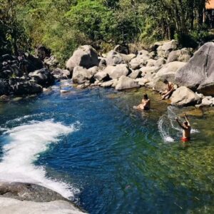 Rio de Visconde de Maua e suaPiscina natural com pessoas dentro