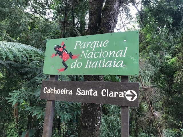 Placa sinalizando o Parque - Cachoeira da Santa Clara