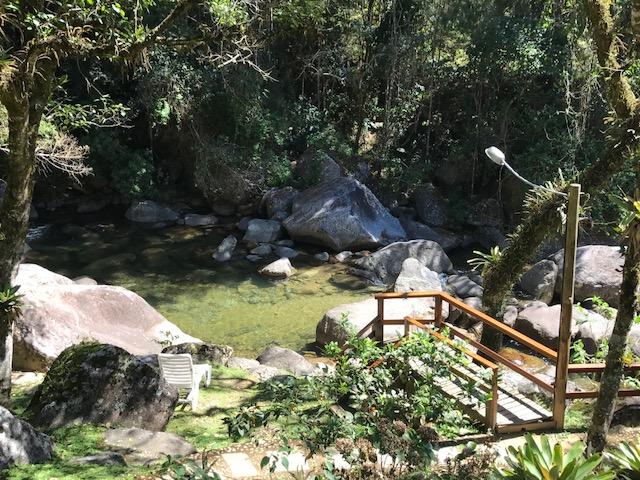 Piscina natural e deck ao lado do rio de Visconde de Mauá