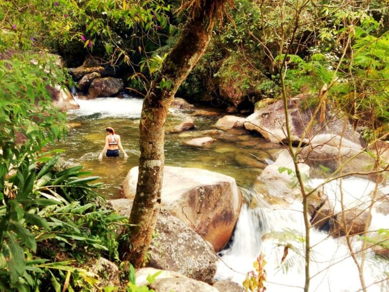 Mulher dentro do rio em Visconde de Mauá