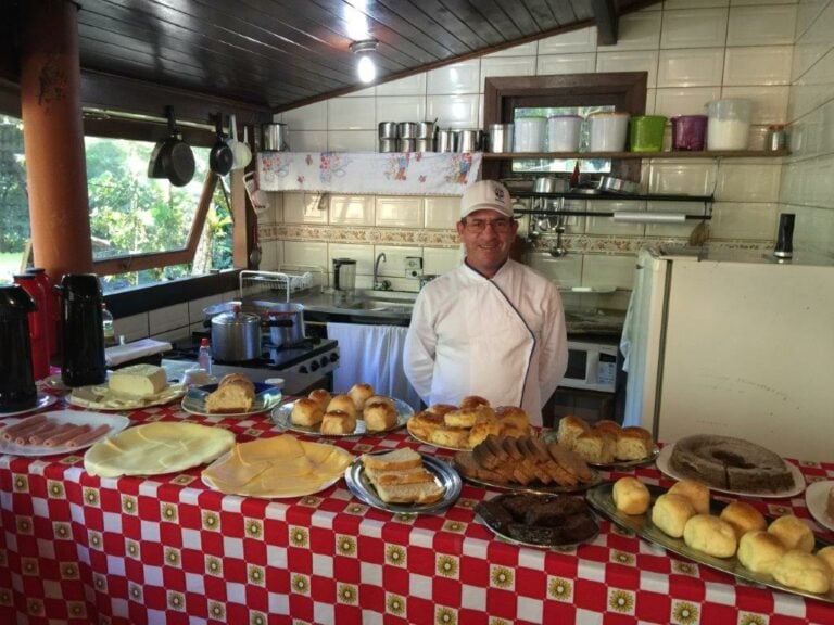 Cozinheira com seu Café da manhã e sede de uma pousada em Visconde de Mauá 