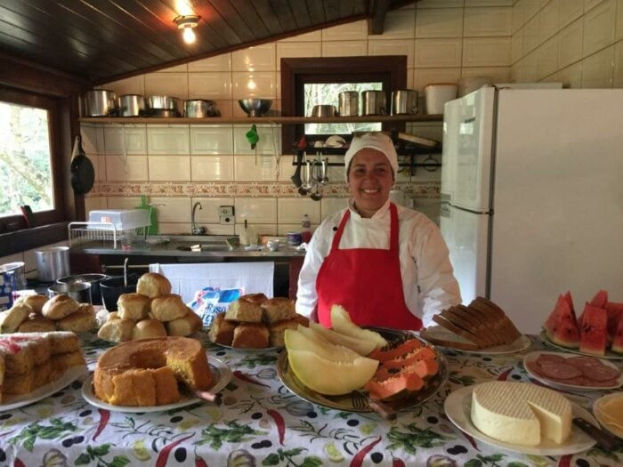 Cook at the inn in Visconde de Mauá and its sweets
