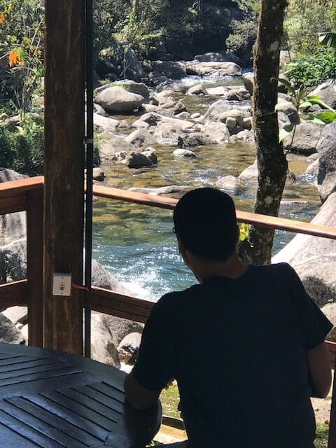 Homem apreciando a vista do Rio em artigo de Visconde de Mauá