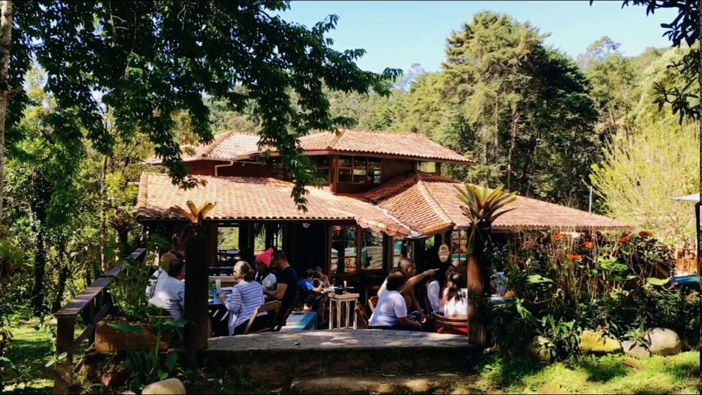 Turistas no bar em frente a cachoeira