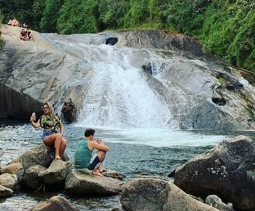 Turistas em torno da cachoeira em Visconde de Mauá