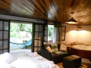 vatanda aberta ao lado de uma banheira e varanda integrada em Visconde de Mau&aacute;