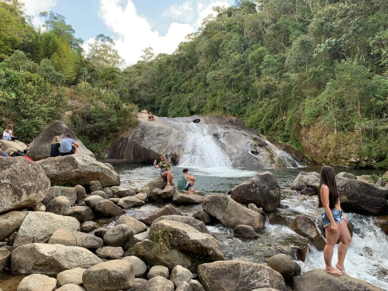 La gente alrededor de la cascada en Visconde de Mauá