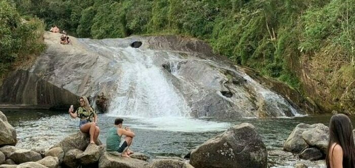 Turistas na cachoeiras em Visconde de Mauá