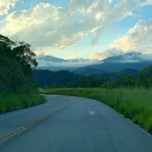 Estrada em asfalto para chegar em Visconde de Mauá