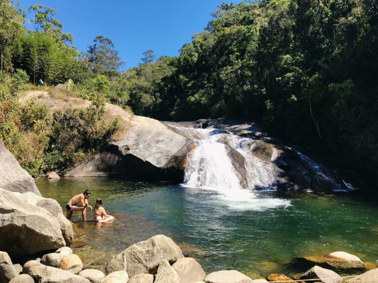 Casal no meio da cachoeira em Visconde de Mauá