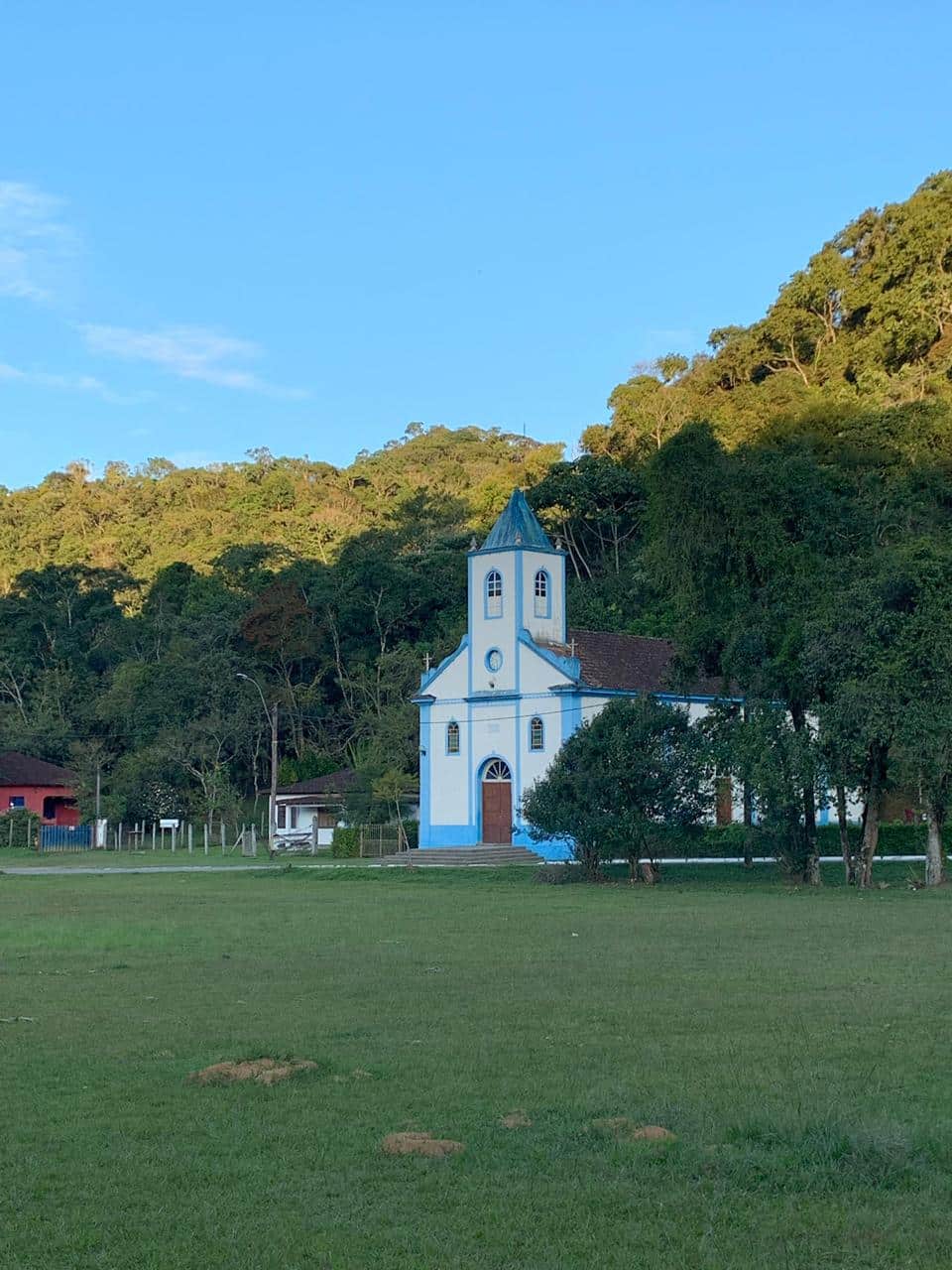 Igreja na vila de visconde de maua em frente ao gramado