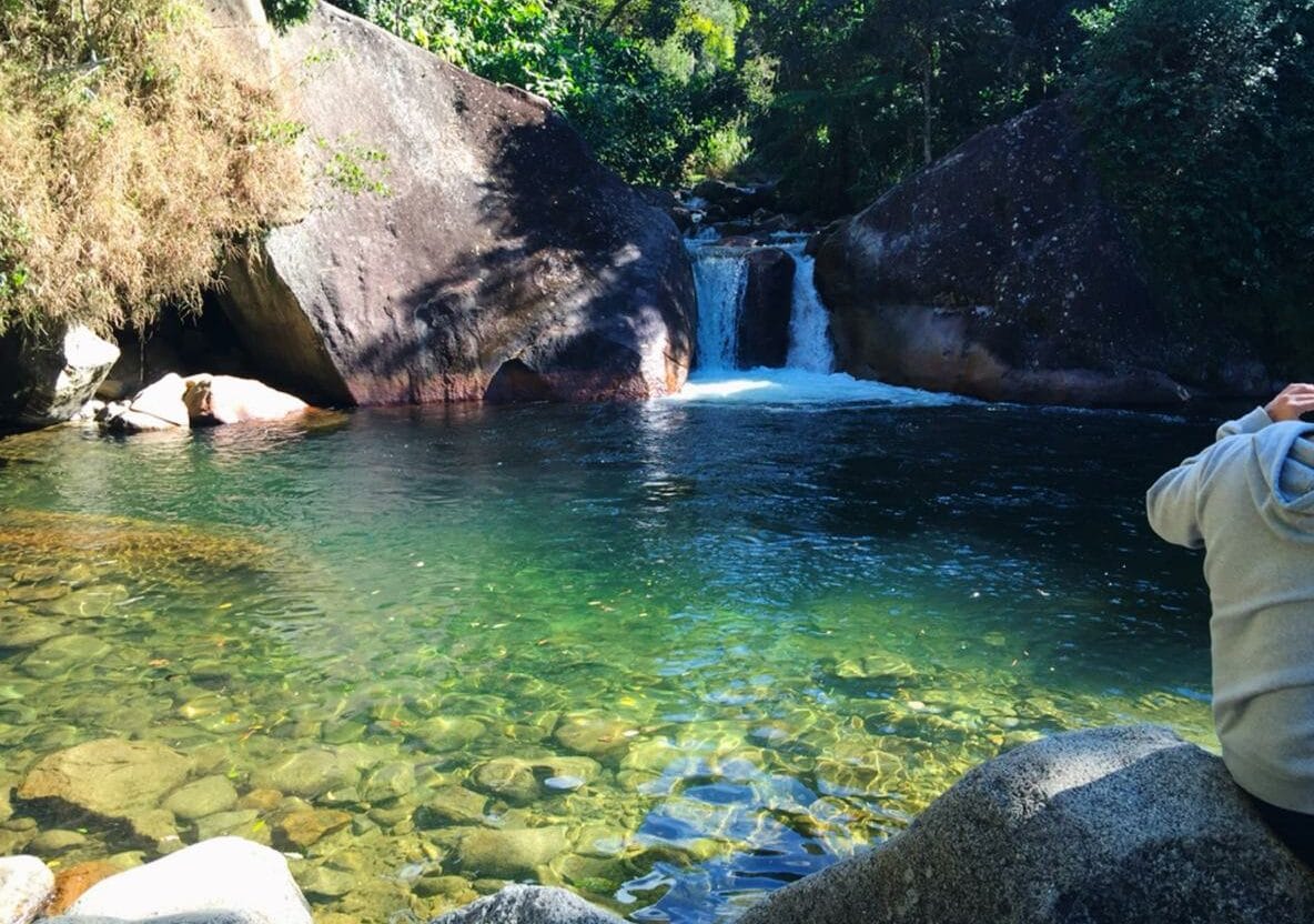 Homem tirando foto do Poção da Maromba em Visconde de Mauá