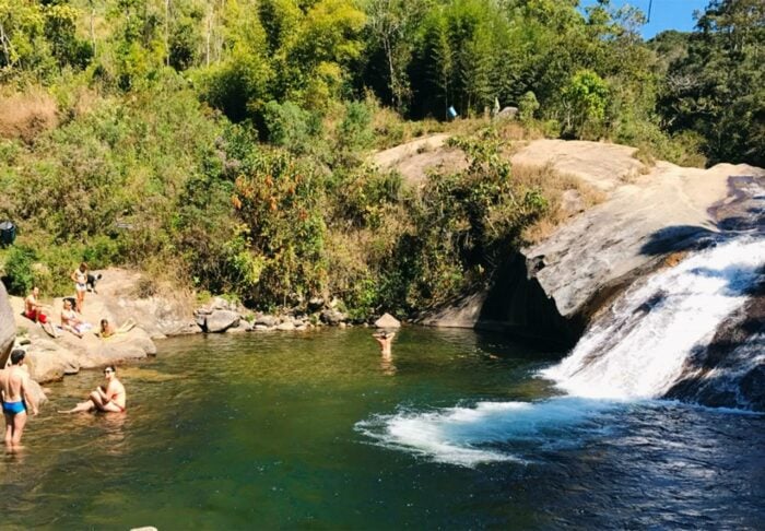 Pessoas dentro de uma piscina natural em Visconde de Mauá